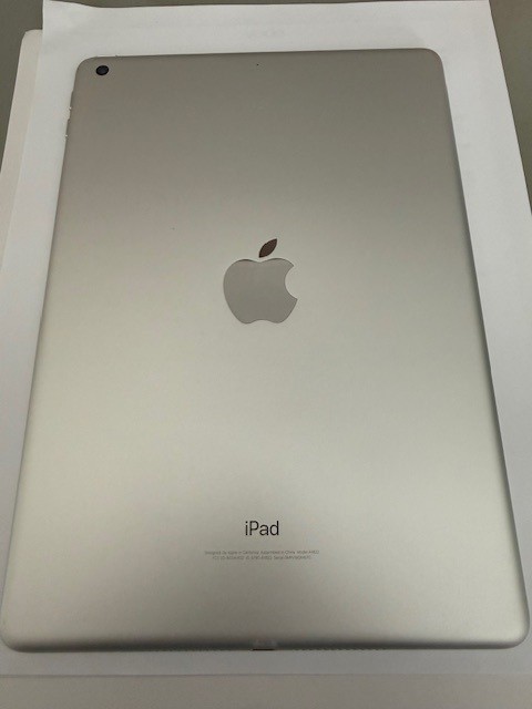 apple ipad 5th generation silver 32 gb wifi Excellent condition