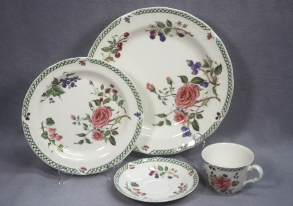 Royal Doulton "Victorian Garden" 4pc dinner setting (no bread plate)