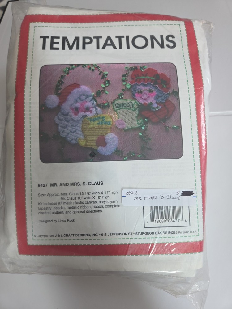 temptations plastic canvas Mr. And Mrs. Claus 8427
