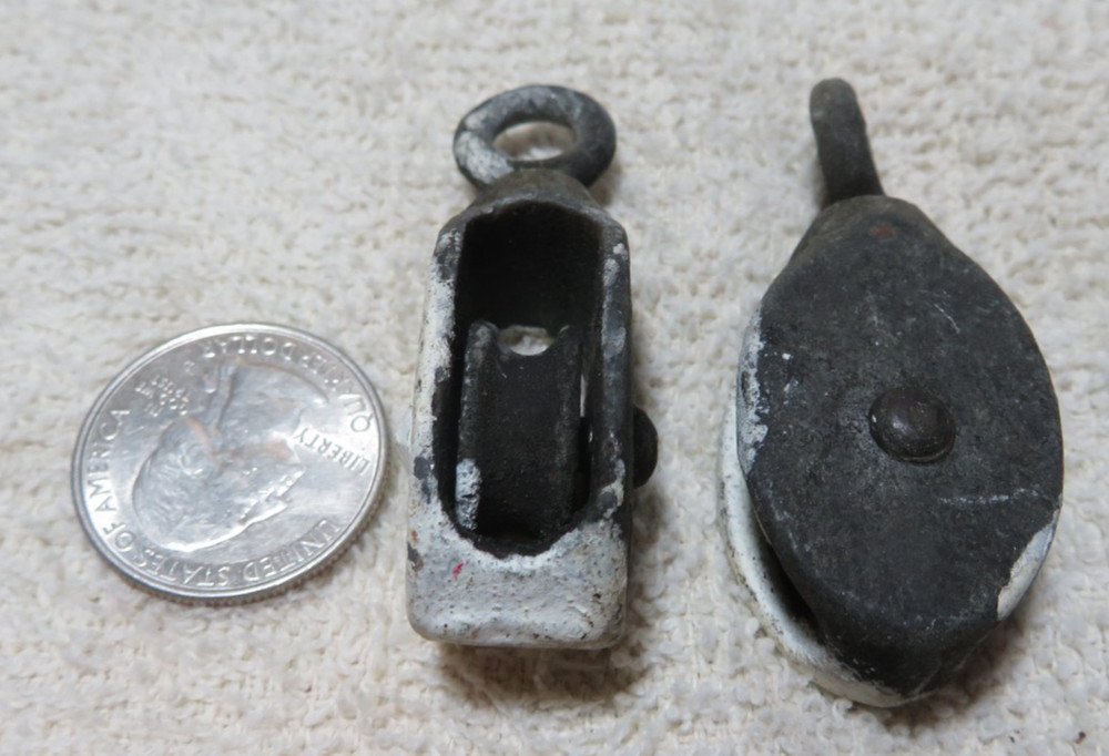 2 VINTAGE SMALL SINGLE ROPE PULLEY