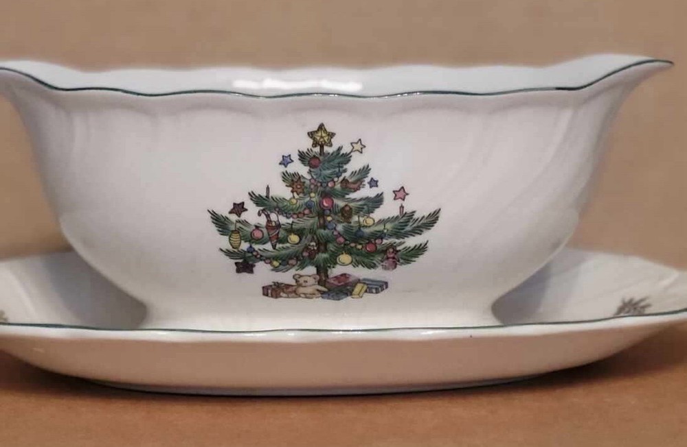 NIKKO GRAVY BOAT & STAND WITH CHRISTMAS TREE DECOR
