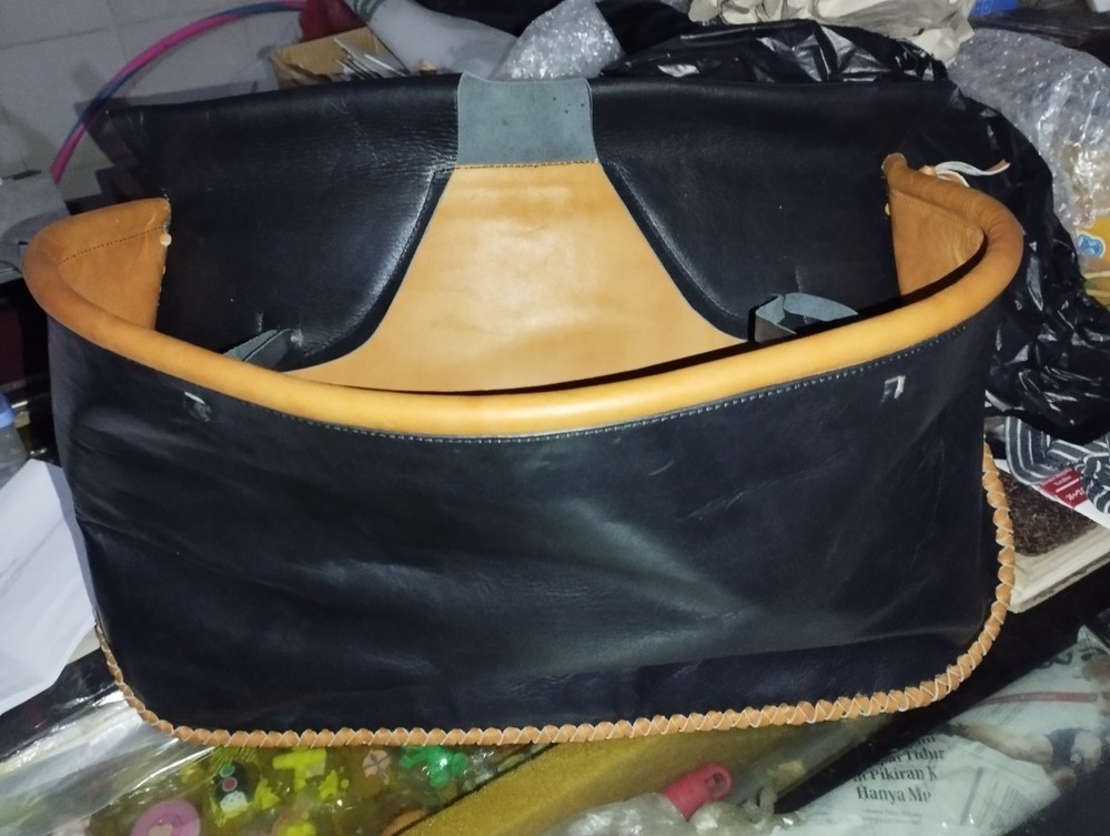 Busker Pouch