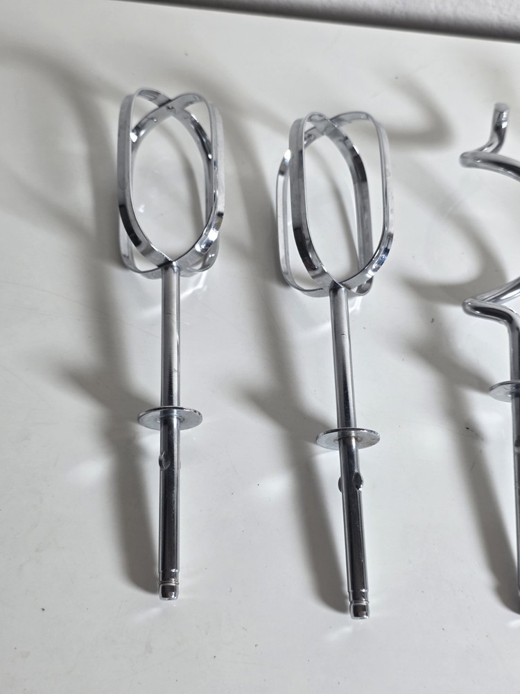 Cuisinart Hand Mixer Attachments Beaters Whisk Hook & Plastic Base Holder