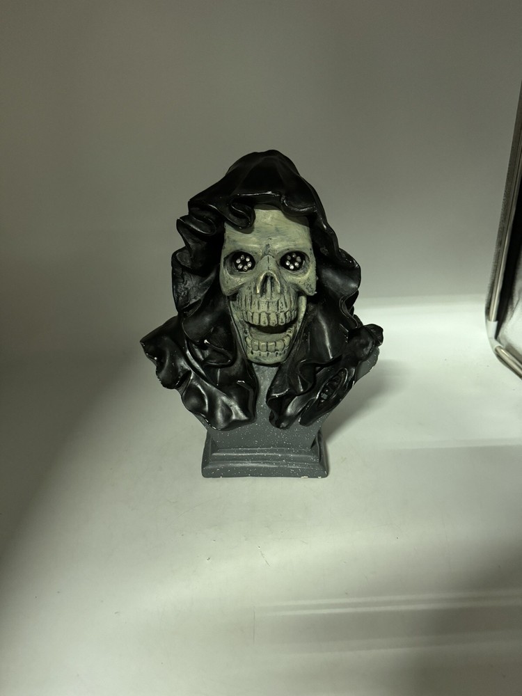 Spooky LED Skull Bust with Cape Battery Powered HALLOWEEN Decor CHIPPED READ