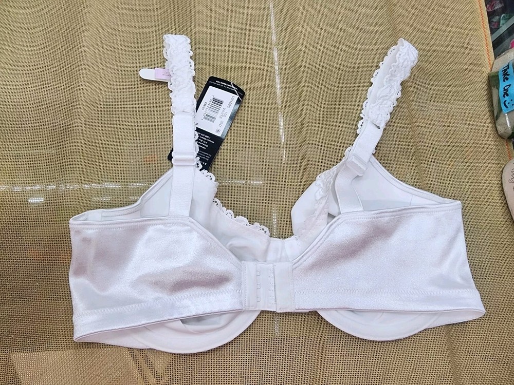 Bali Smoothing Underwire Bra 36D NEW! 1pc
