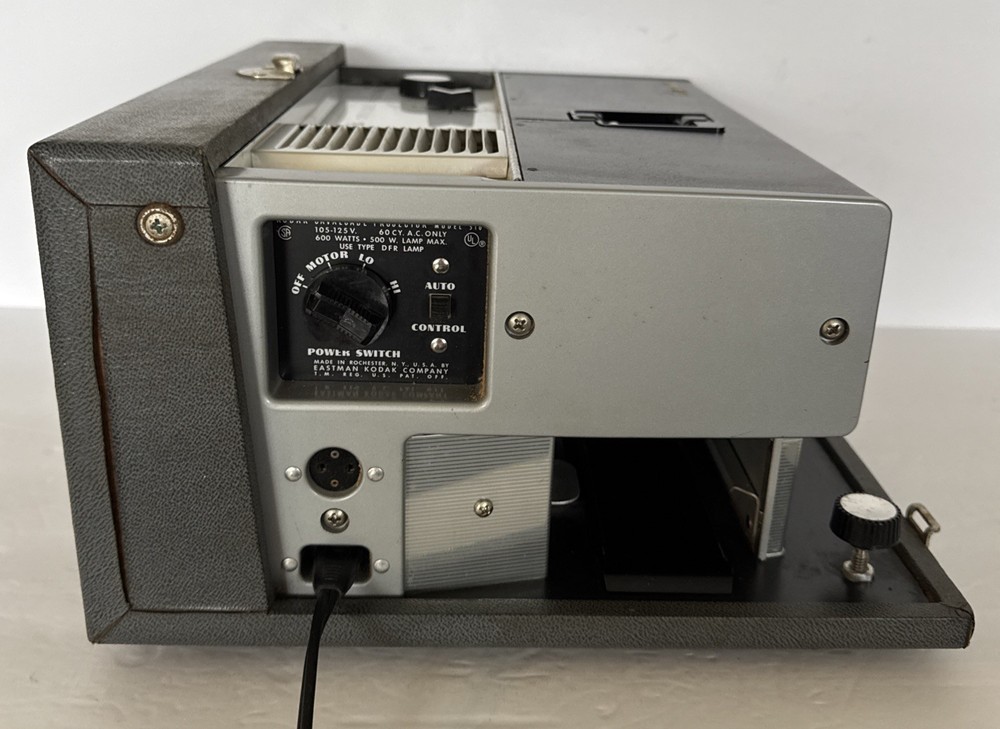 Kodak Projector 35 MM Cavalcade 510 Slide Remote And Case Powers On Untested