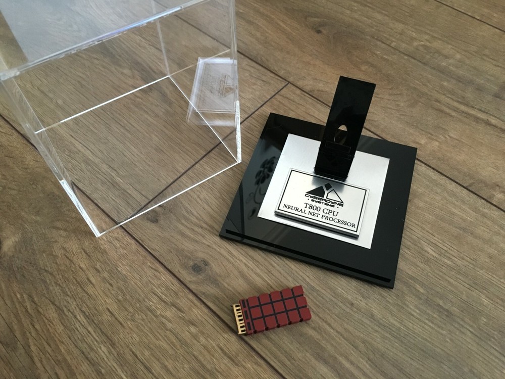 Terminator T-800 CPU Brain Chip' Chip Prop Replica with Display Case