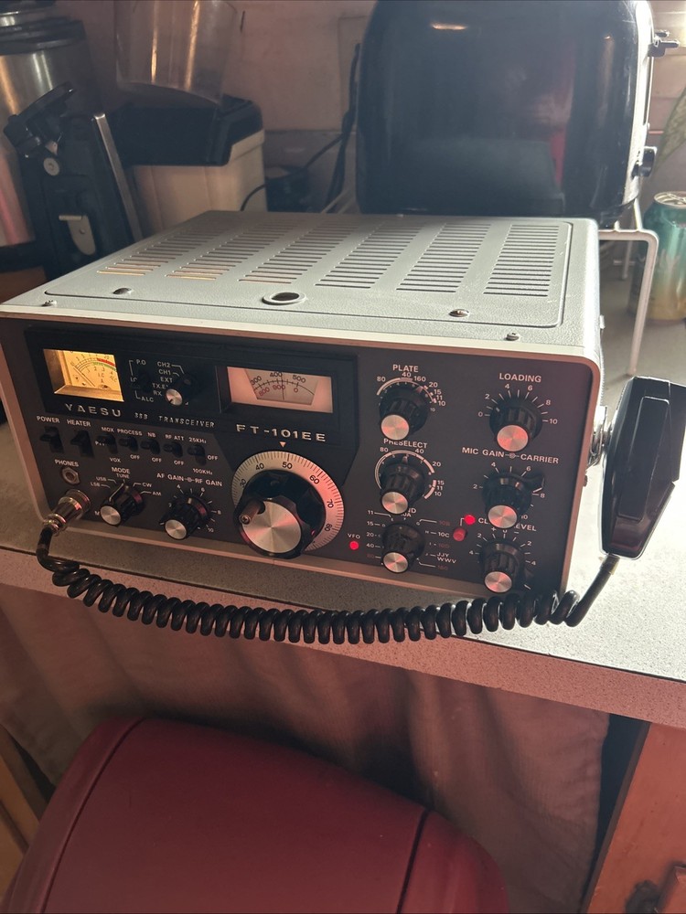 Yaesu FT-101EE SSB/AM Ham Radio Transceiver Powers On Untested READ DESCRIPTION