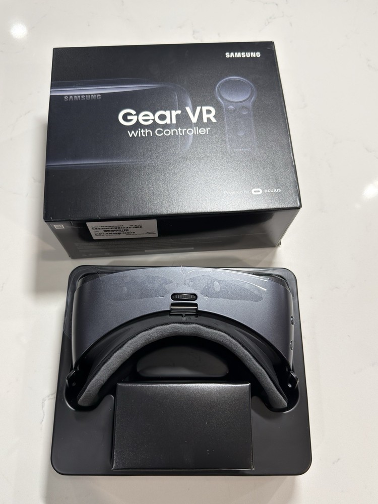 Samsung SM-R324 Gear VR W/Controller Powered by Oculus NEW OPEN BOX