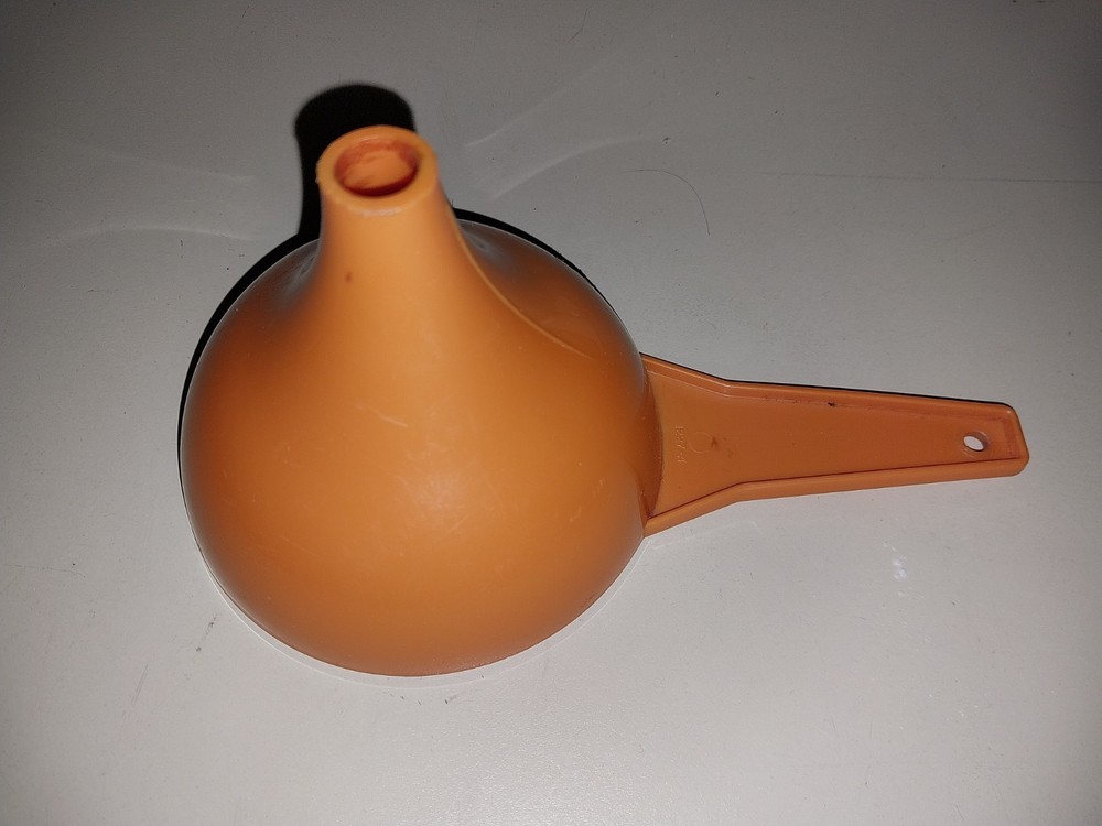 Funnel tupperware orange USED