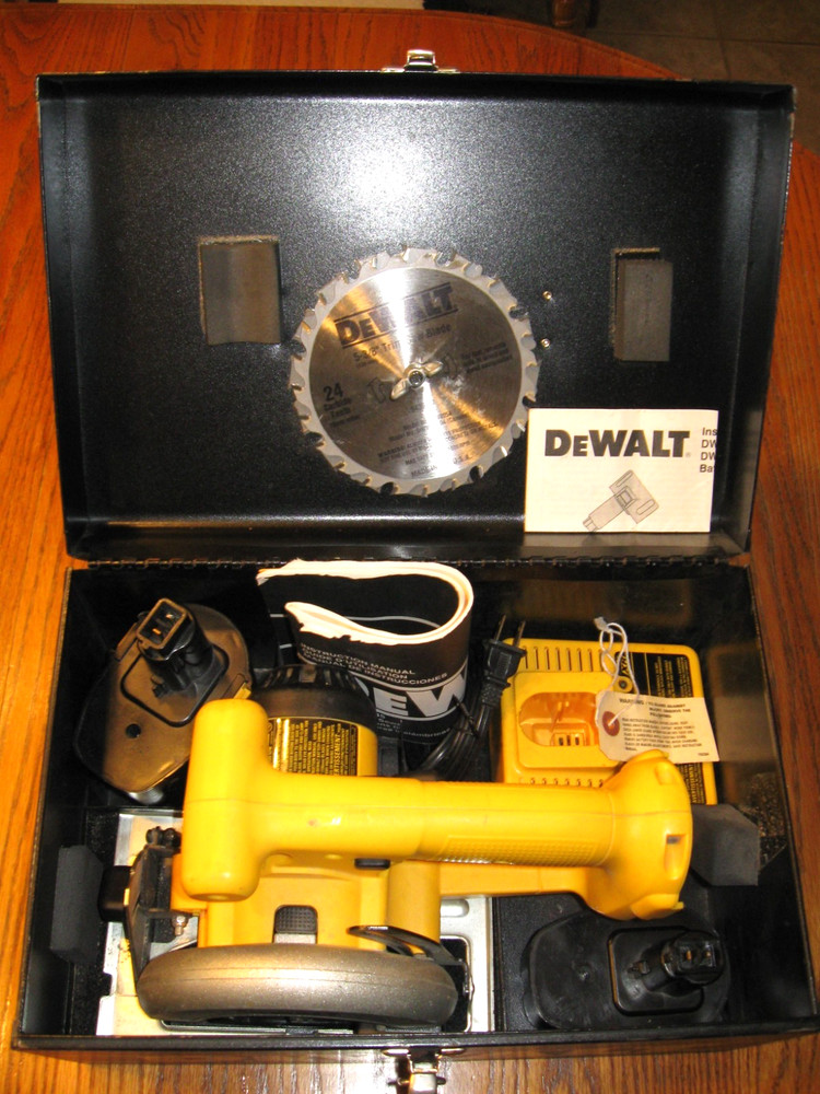 DeWalt DW935 CORDLESS 2 BATTERIES,CASE,CHARGE, 2 EXTRA BLADES, INSTRUCTION BOOK