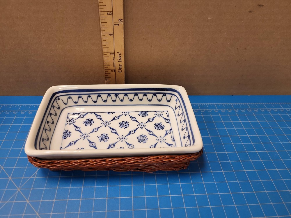Microwave Cookware Dish Basket Blue White Floral Pattern Ceramic Rattan Trim