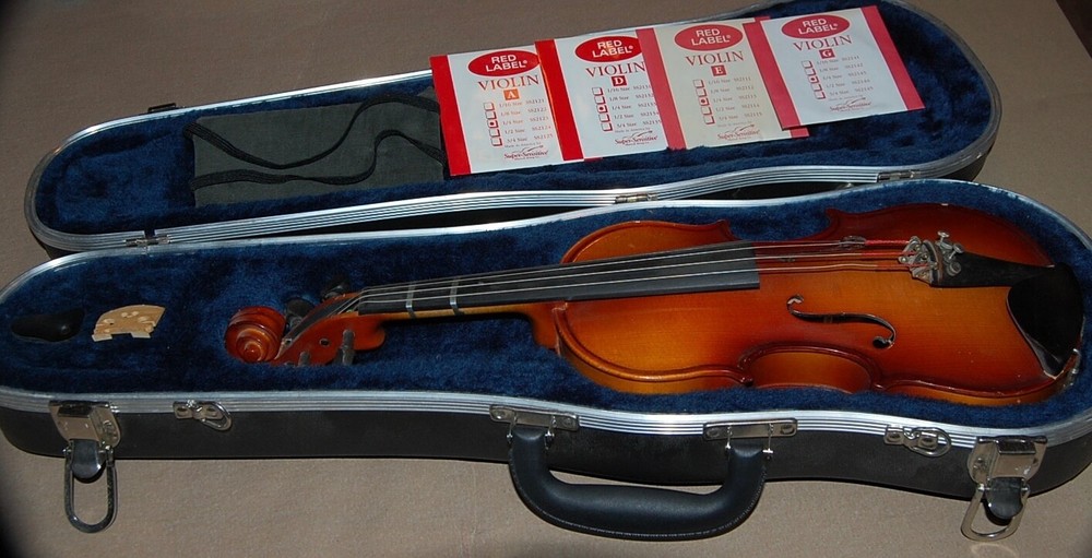 Hermet Schartel Hand Crafted European 1/4 Violin Bundle