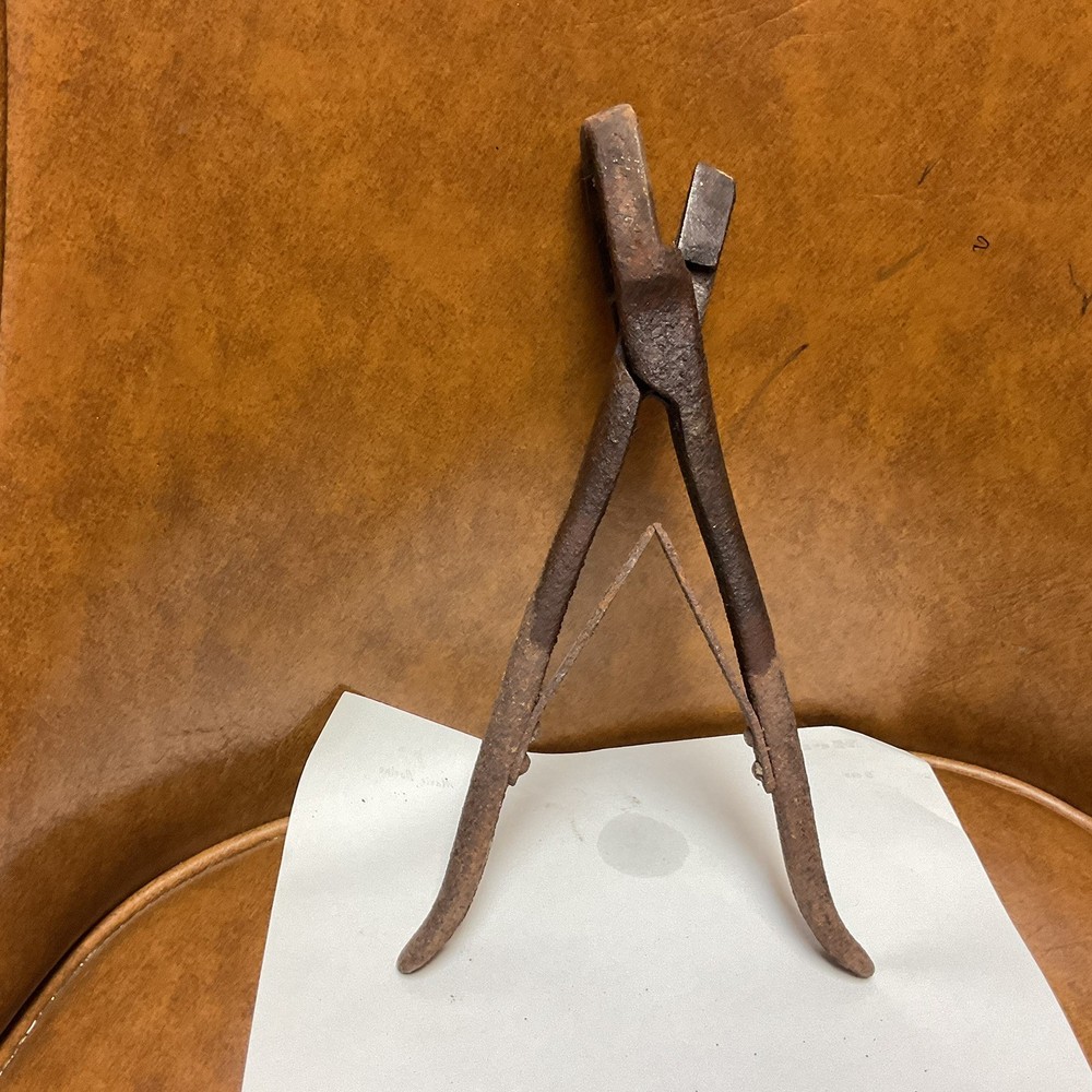 Vintage Cattle Ear Notcher. Good , Rusty. Works.