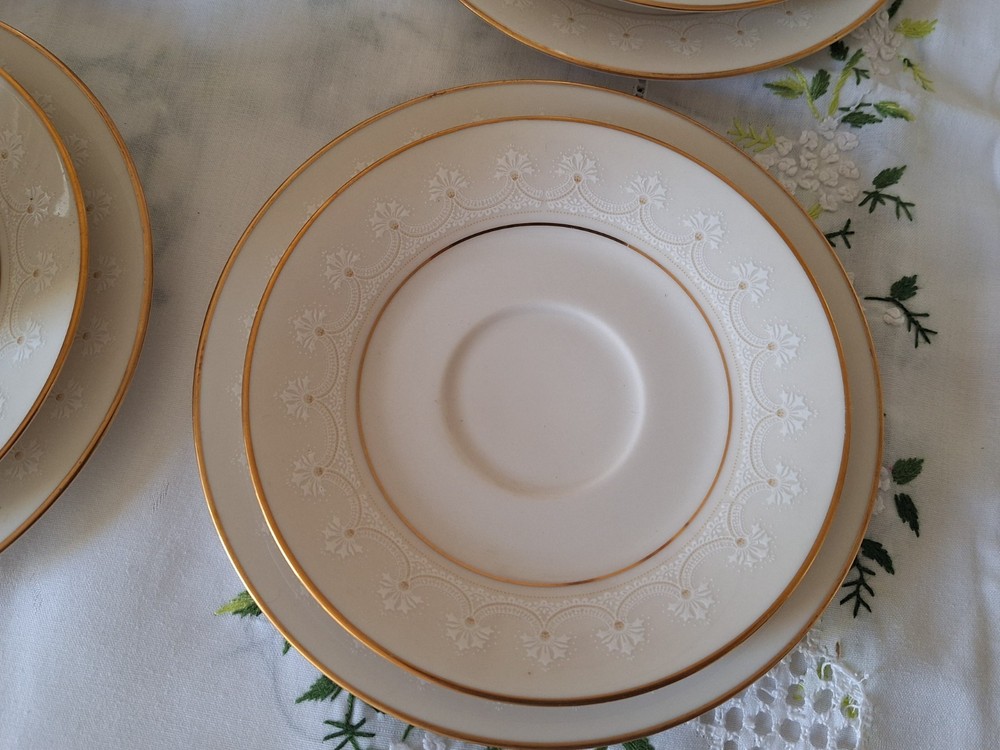 Dinner set, Noritake Caledonia pattern 7091, from Japan, 35 pieces