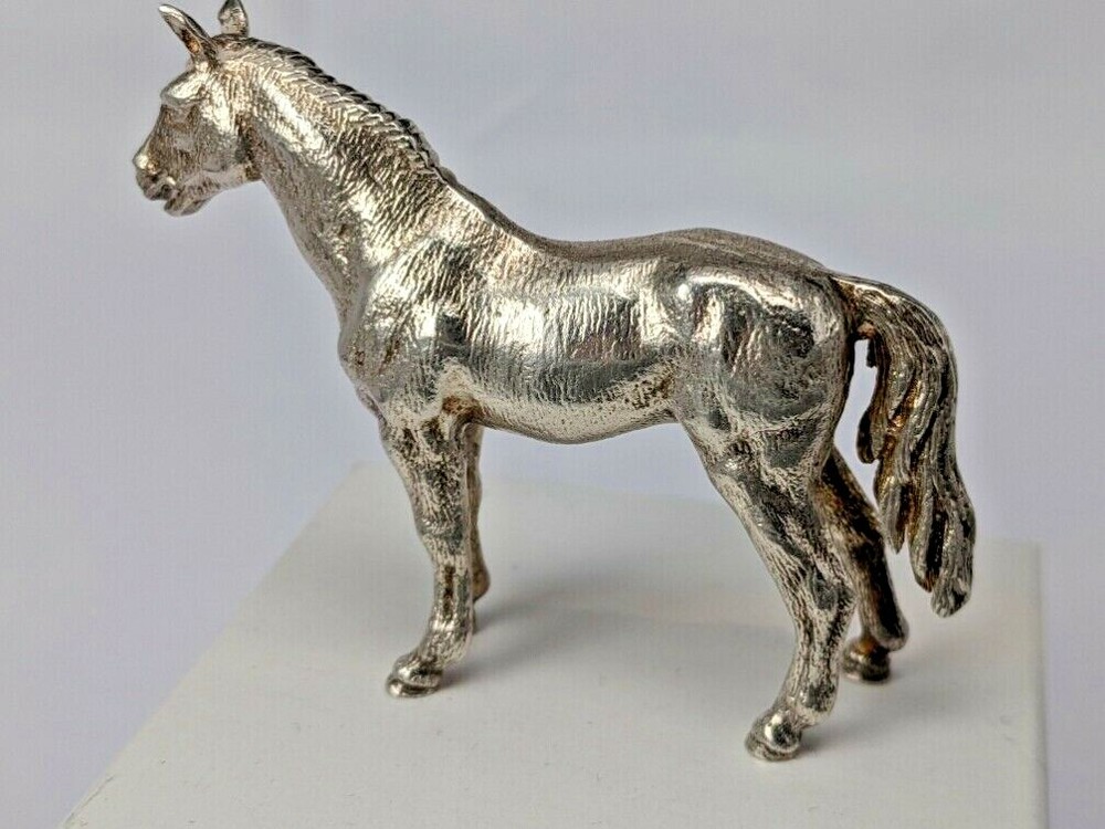 A beautiful detailed cast solid silver miniature horse 49 grms 925S