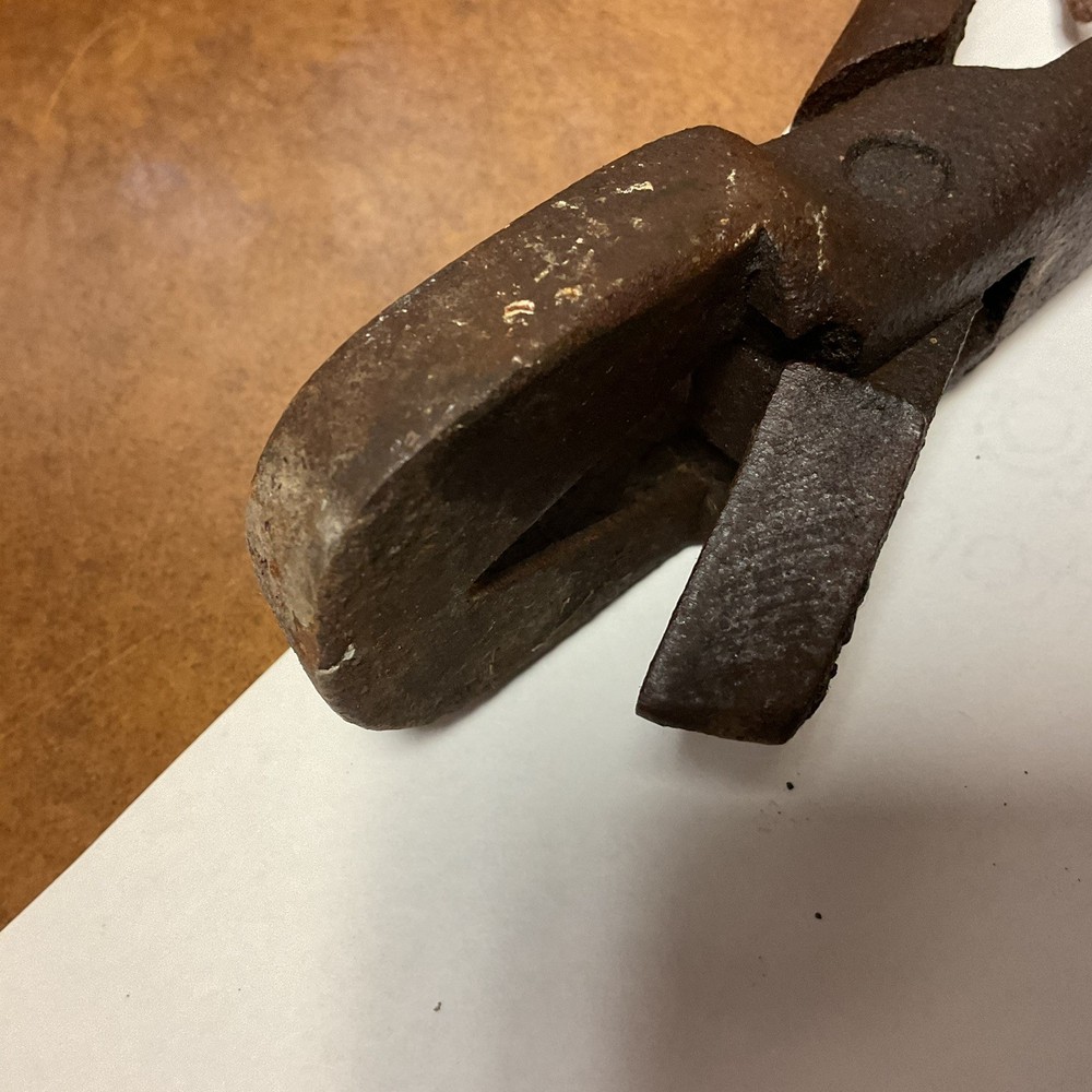Vintage Cattle Ear Notcher. Good , Rusty. Works.