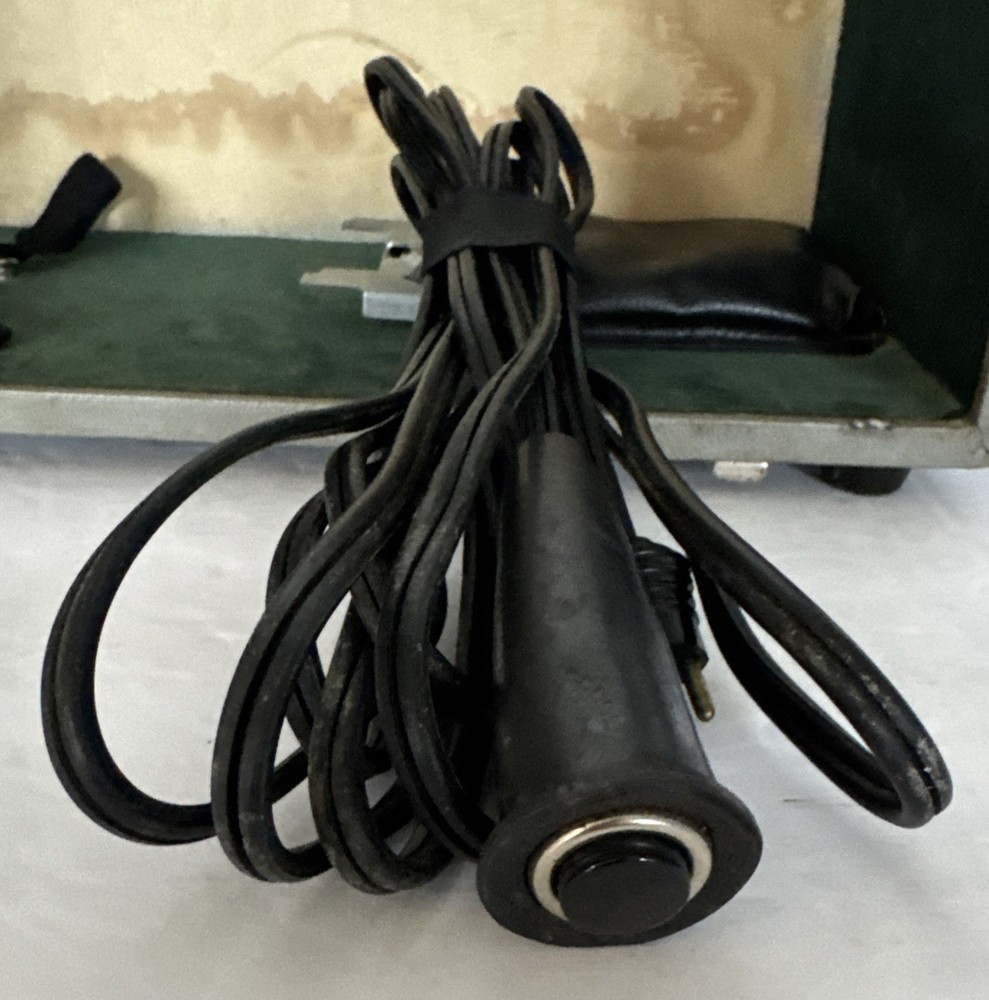 Kodak Projector 35 MM Cavalcade 510 Slide Remote And Case Powers On Untested