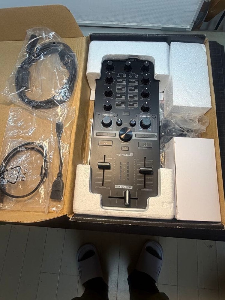 Reloop MIXTOUR Portable DJ Controller Audio Interface for djay TRAKTOR #0001