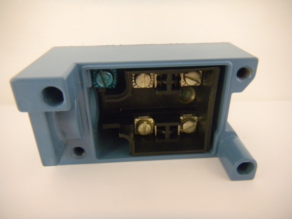 MICRO SWITCH BASE MPB10 *NEW SURPLUS IN BOX*