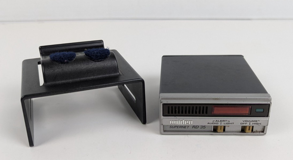 UNIDEN RD-35 RADAR DETECTOR - BRACKET & CIG CORD- POWERS ON (otherwise UNTESTED)