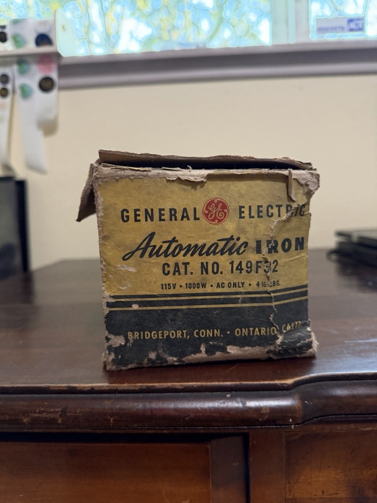 Vintage GE General Electric Automatic Iron Model 149F32 Original Box