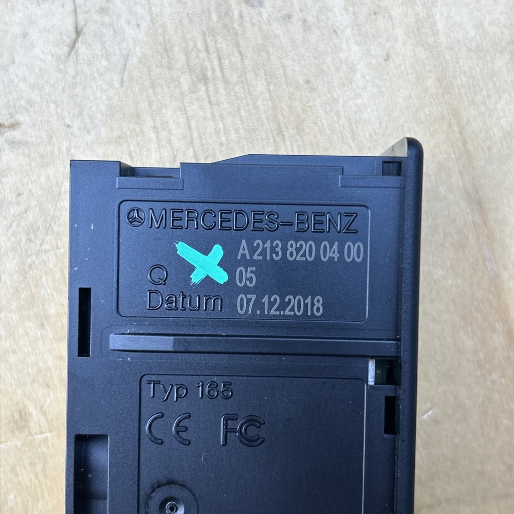 Genuine Mercedes OEM card reader USB connection module unit socket A2138200400