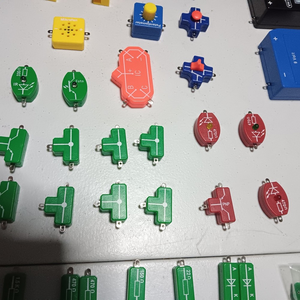 Thames & Kosmos Electronics Advanced Circuits Experiment Kit 141 Piece ages 10+