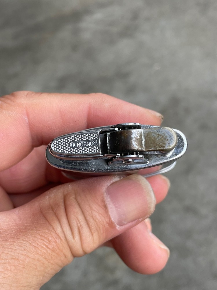 Vintage standard Ronson pocket lighter ( working )
