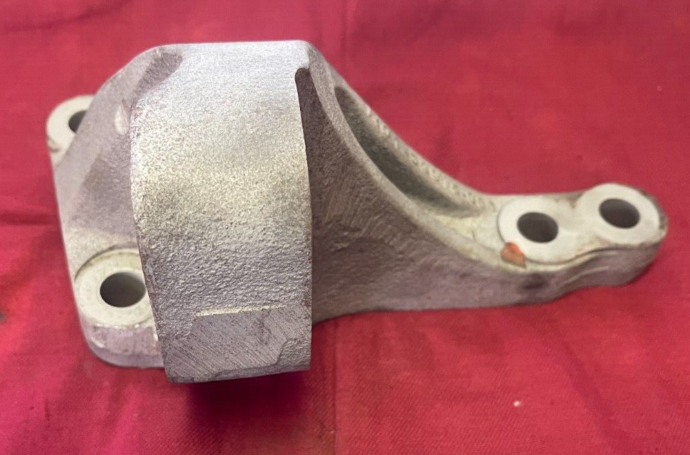 Freightliner R01-33915-000 Engine Mount Bracket