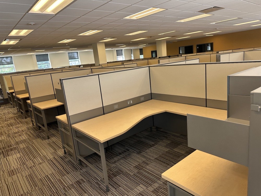 NICE HERMAN MILLER 6'X6' OFFICE CUBICLES WORKSTATIONS