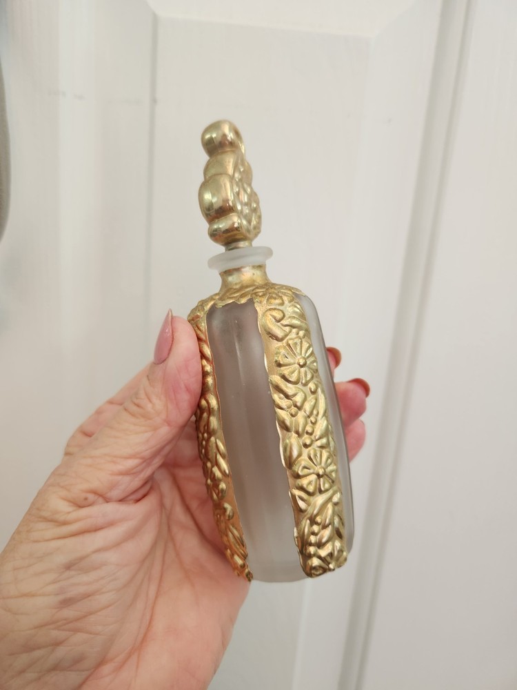 DECORATIVE FROSTED PERFUME BOTTLE WITH GOLD COLUMNS #1005