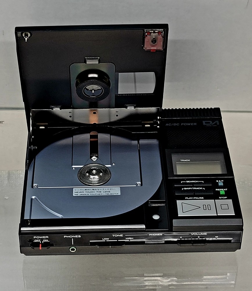 Vintage Hitatchi Discman CD Player DA-P100 Compact Disc Player W/Box tested work