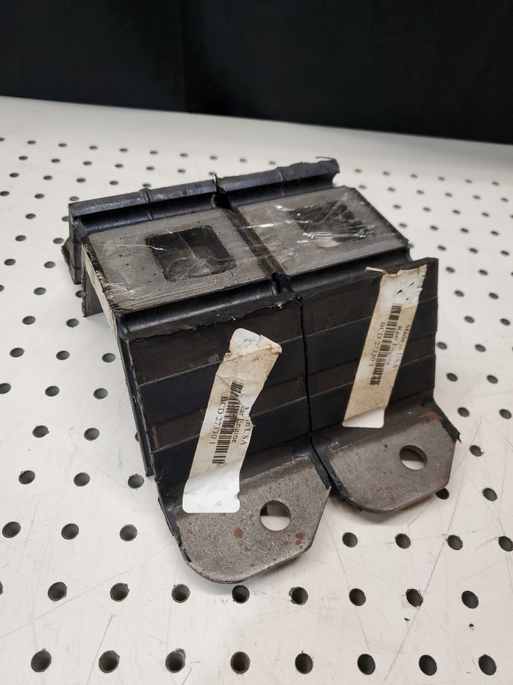 Freightliner BCD 27330 1 ENGINE MOUNT (pair)