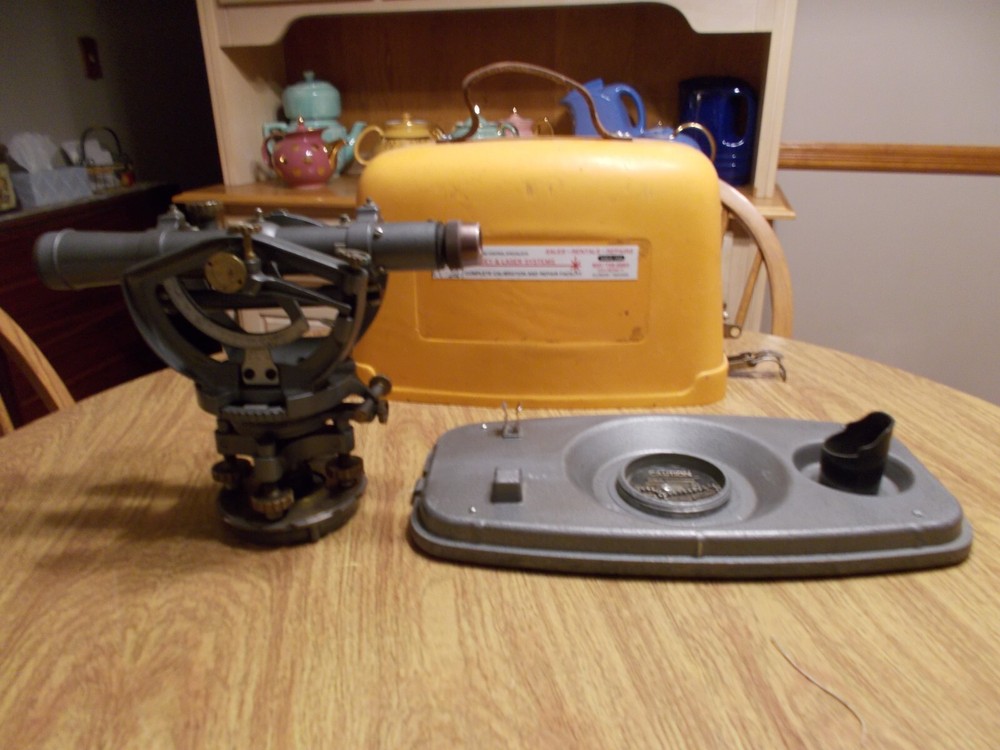 DAVID WHITE INSTRUMENTS TRANSIT MODEL 8300 WITH CASE