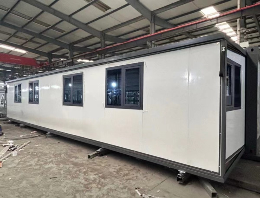 40FT Mobile Expandable Container House EMPTY - BATHROOM INCLUDED