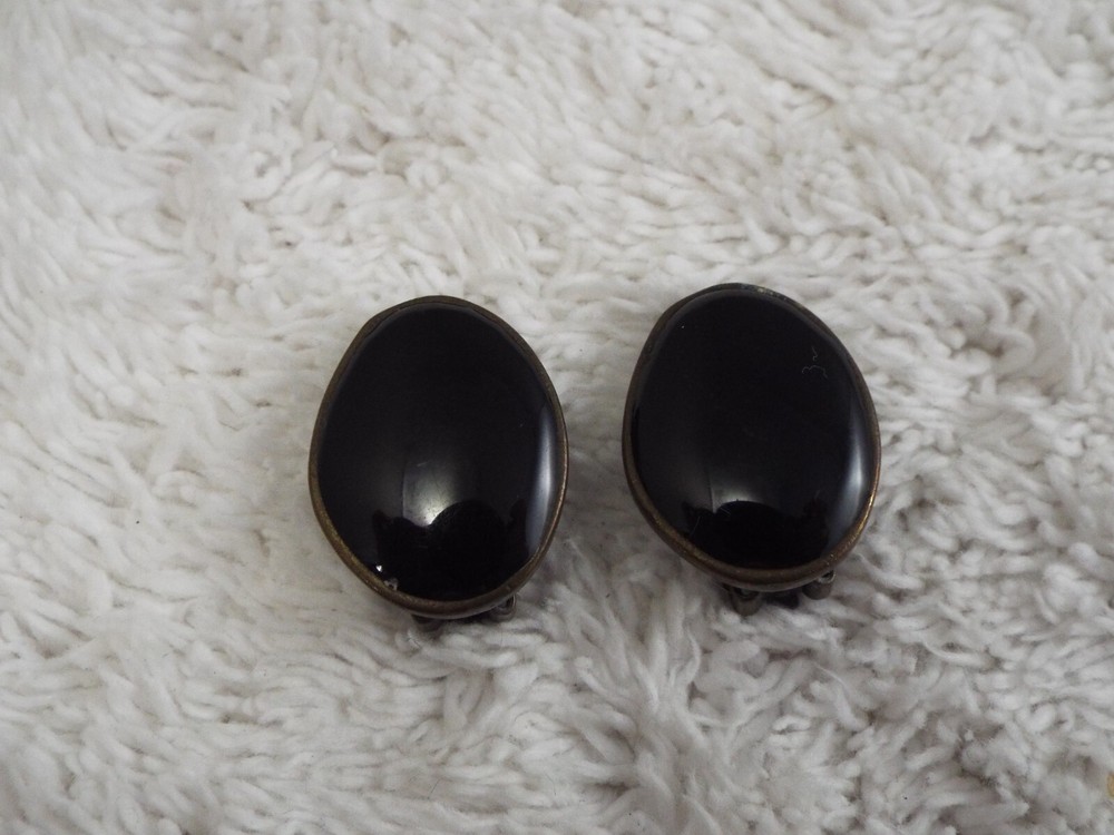 Brasstone Black Button Clip-on Earrings (D40)