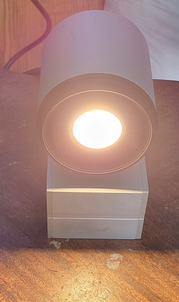 Stand-free Spotlight