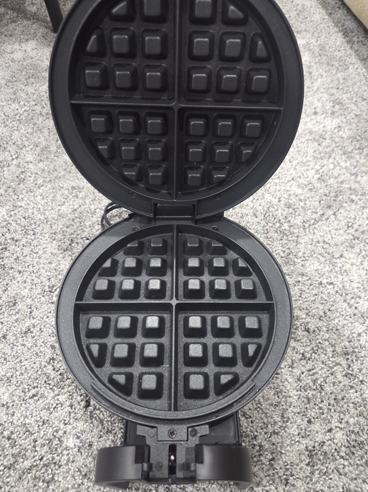 Farberware Single-Flip Non-stick Belgian Waffle Maker, Foldable Handle
