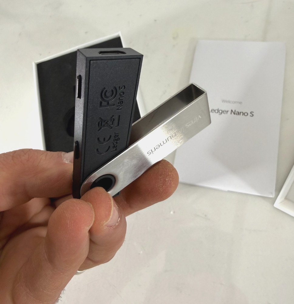 Ledger Nano S USB Hardware Wallet, Bitcoin Ethereum