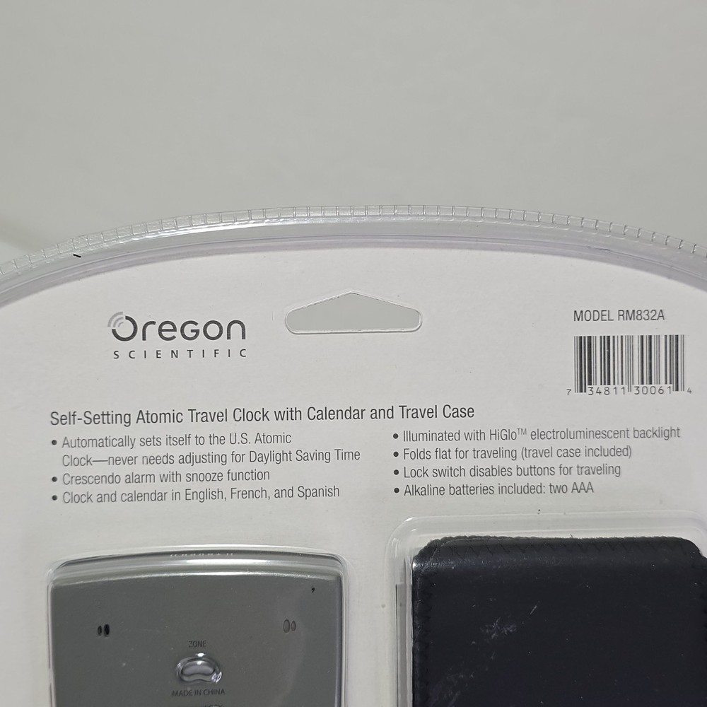 Oregon Scientific Self Setting Atomic Travel Clock With Case RM832A