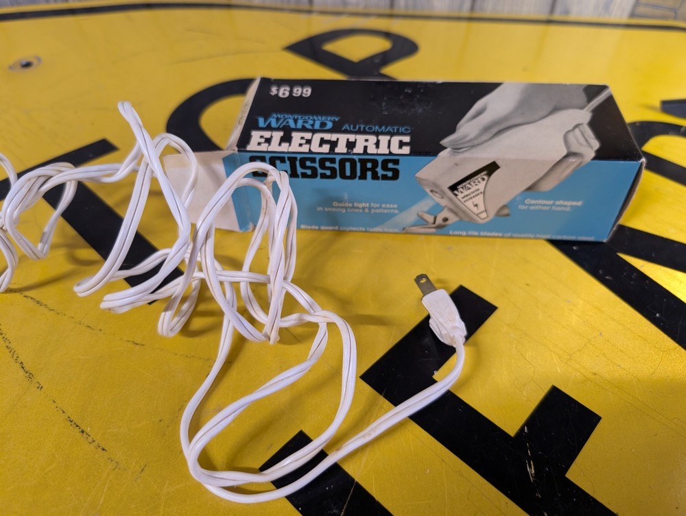 VINTAGE  MONTGOMERY WARD    AUTOMATIC ELECTRIC SCISSORS WITH GUIDE LIGHT