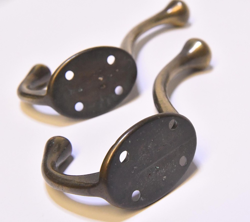2 METAL BRASS FINISH WALL MOUNT HAT OR COAT HOOKS