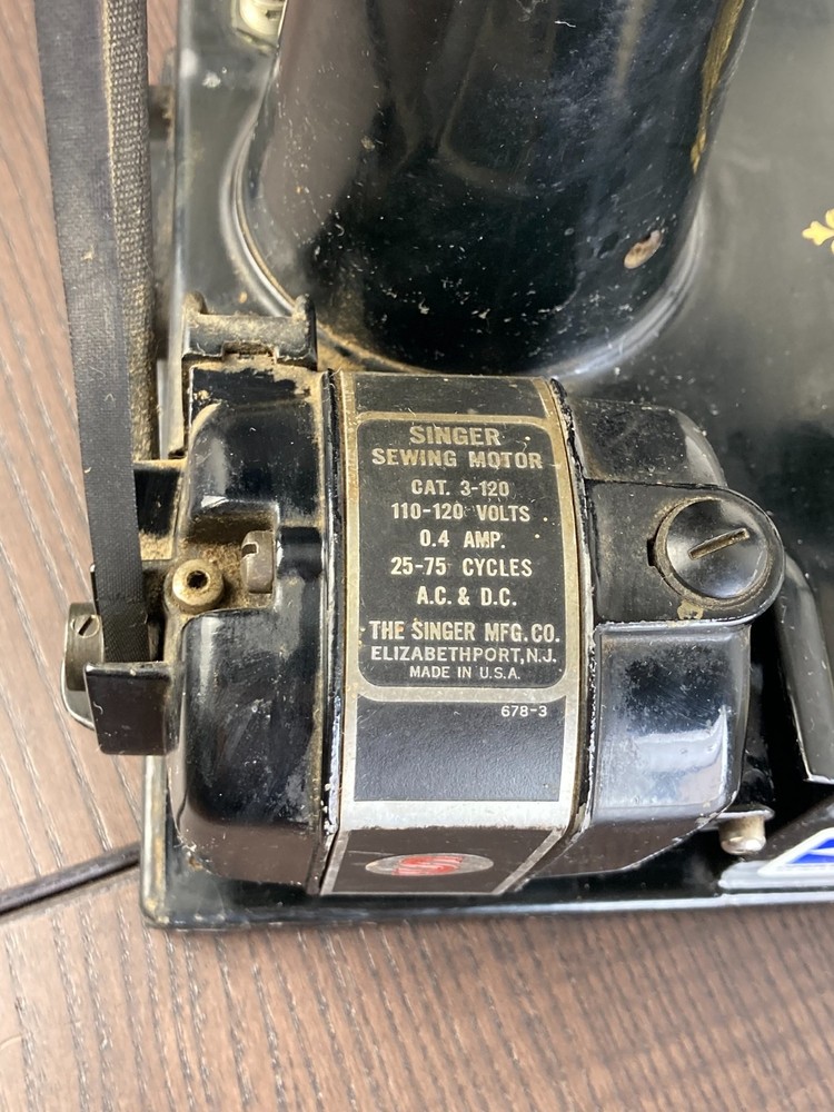 1950 Singer Featherweight 221 Sewing Machine / Case Accessories Attachments