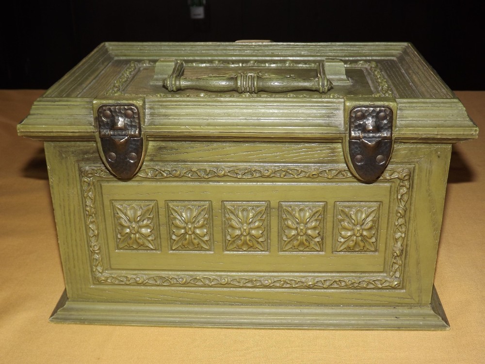 VINTAGE MAX KLEIN GREEN ORNATE PLASTIC SEWING KEEPSAKE BOX