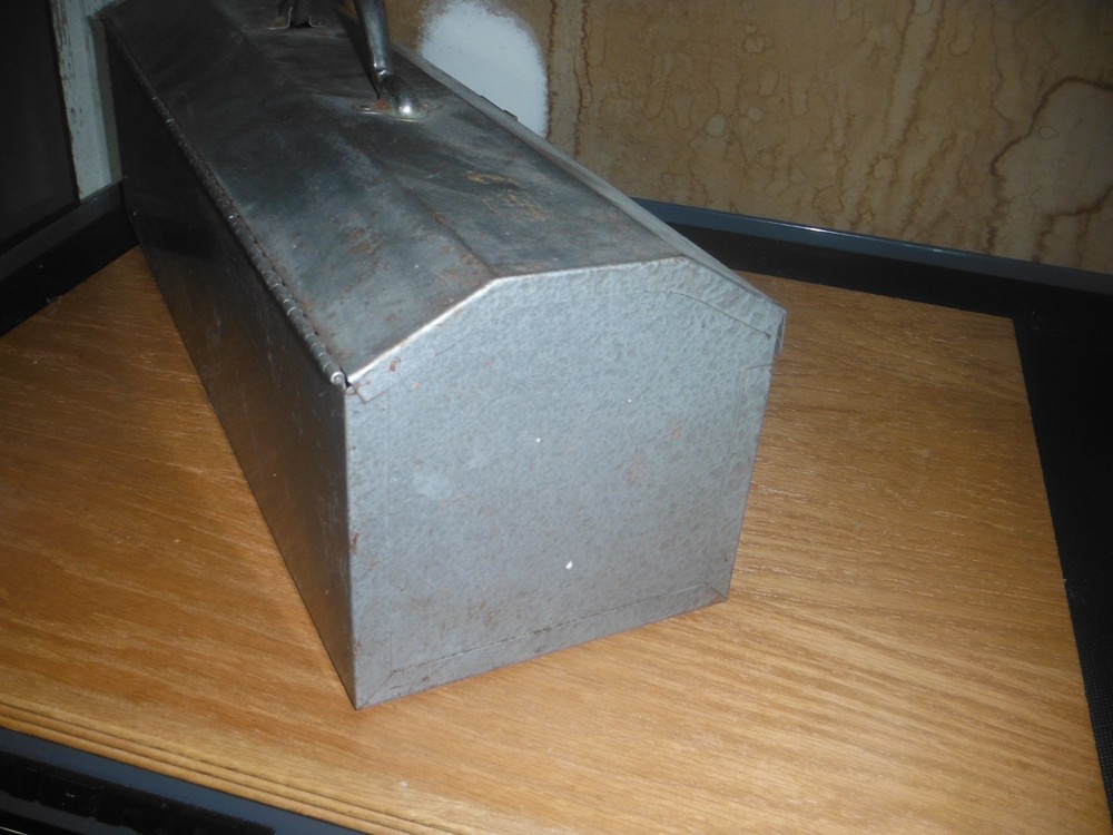 VINTAGE SILVER TOMBSTONE TOOL BOX With TRAY 19 IN