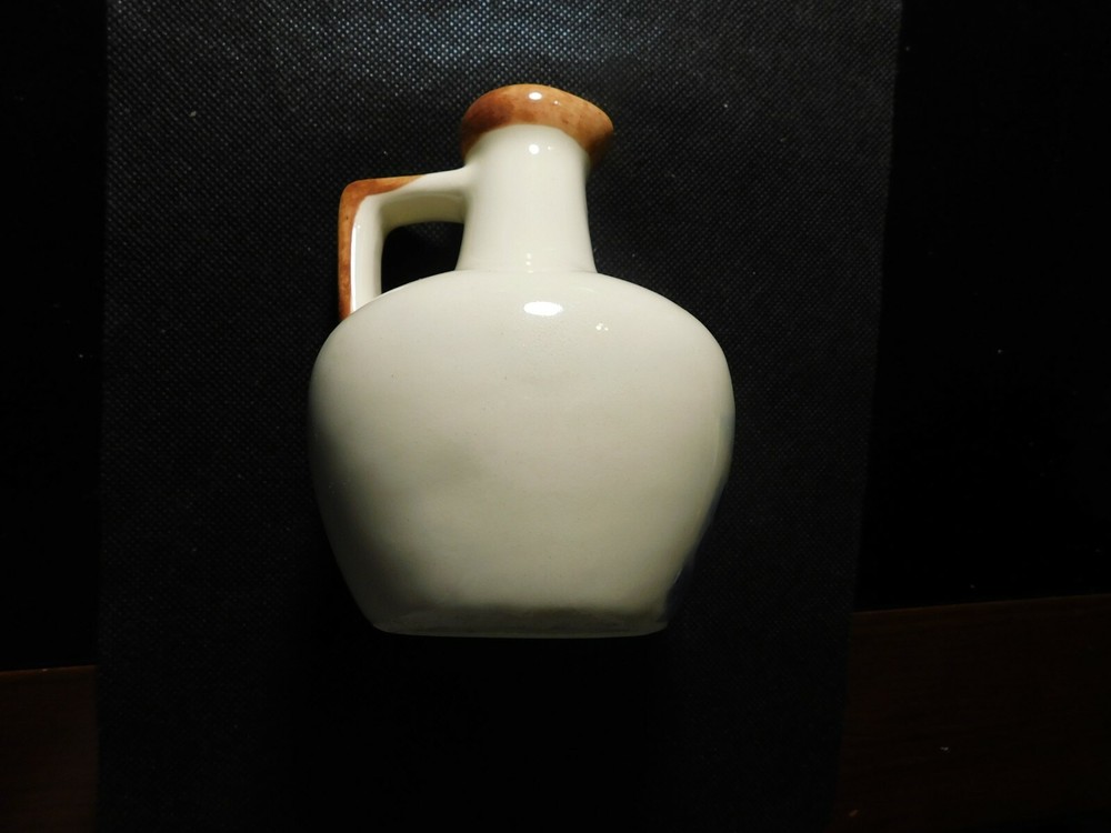 PAINTED SCENE HONEY PITCHER! a84DXX