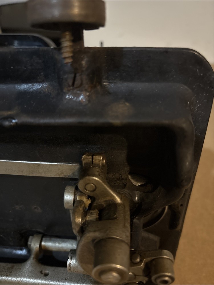 Singer Sewing Machine B.U. 7-E Untested Sold As Is