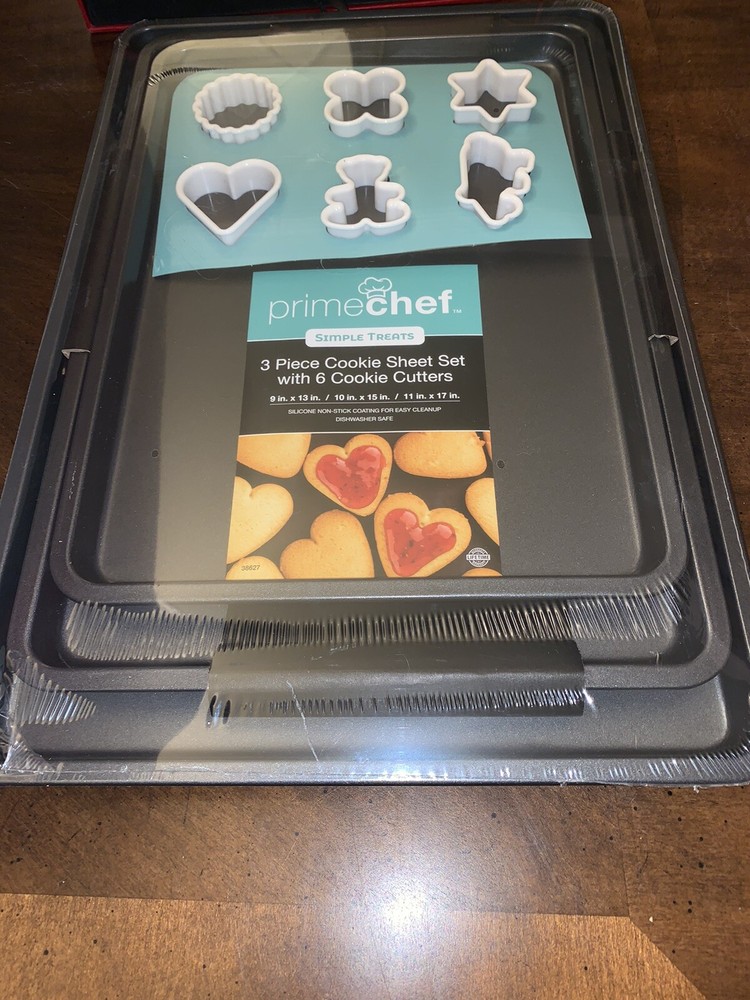 3 Peice Cookie Sheets With 6 Cookie Cutters