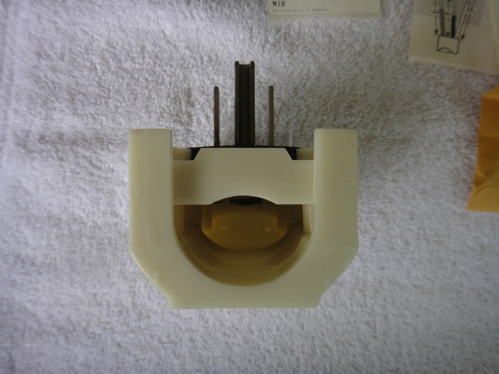 NIB BRYANT White Angle Plug 4 Position Adjustment 9550-ANP